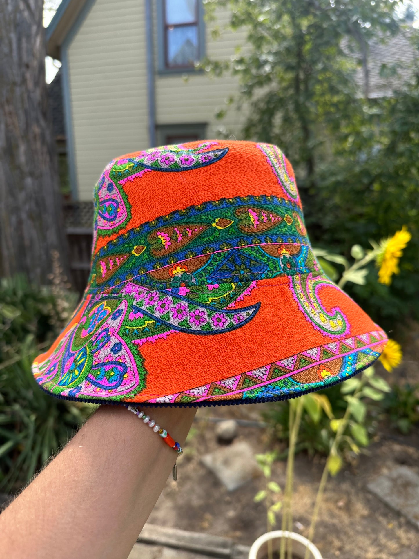 LARGE//23"~ BUCKET HAT