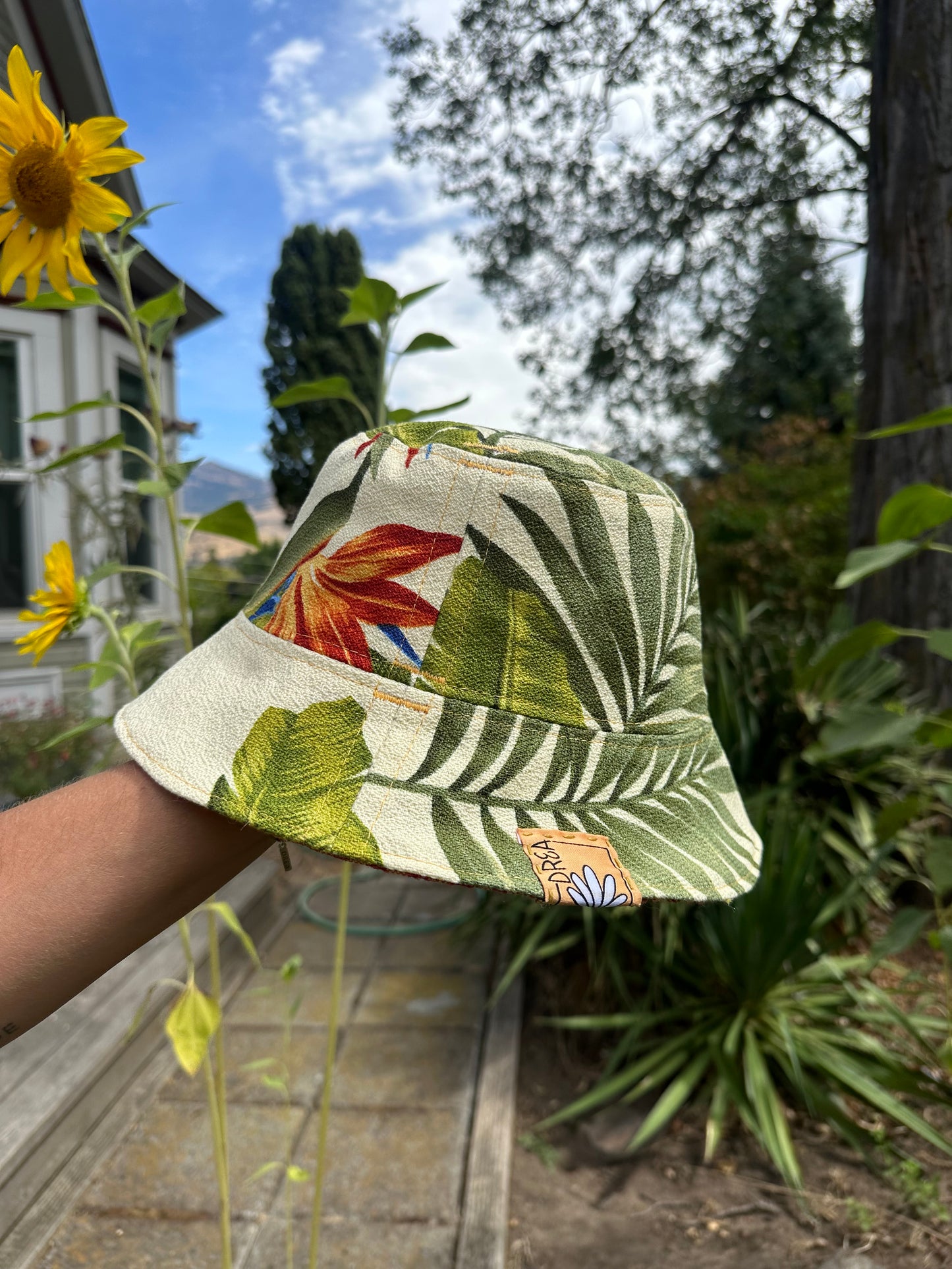 LARGE//23"~ BUCKET HAT