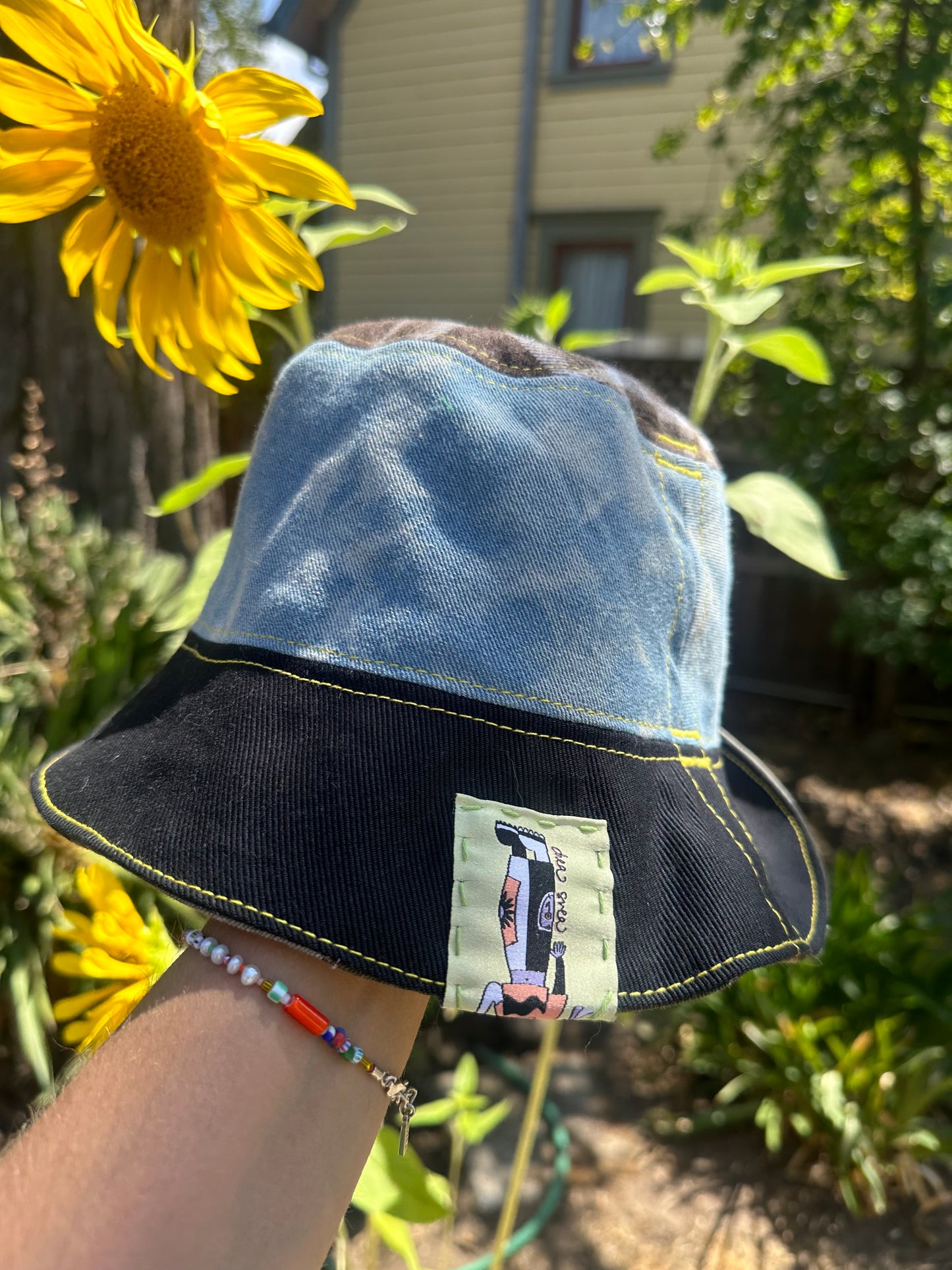 LARGE//23"~ BUCKET HAT