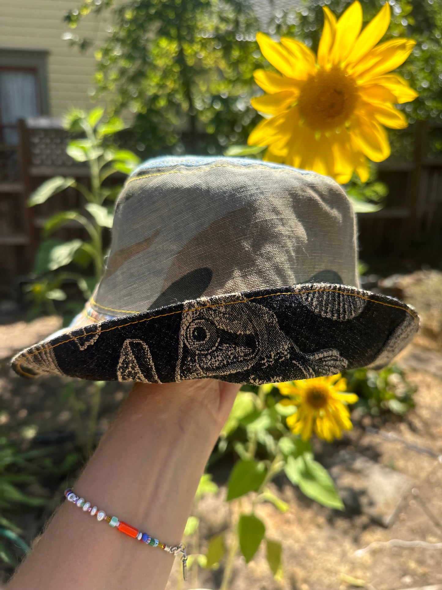 LARGE//23"~ BUCKET HAT